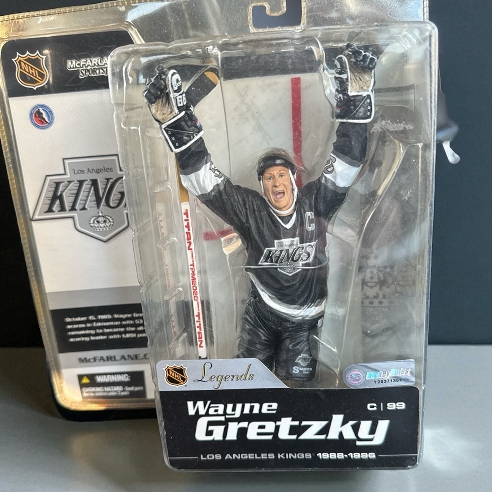 Wayne Gretzky McFarlane NHL Legends Figure – LA Kings (1988–1996)